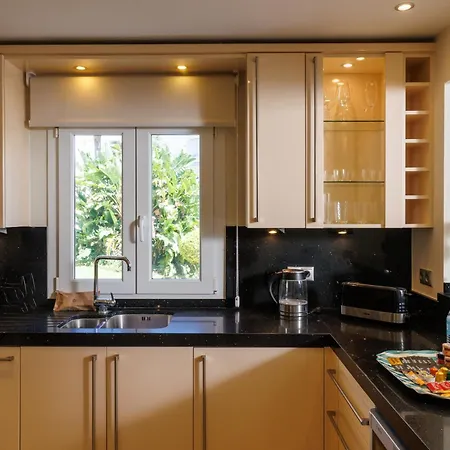 Banus - Banus Playa Rocio, Brand New, Direct Access To The Beach, Terrace Direct Views Of The Garden & Pool, 3-min Walk To Puerto Banus , Super Bright Marbella